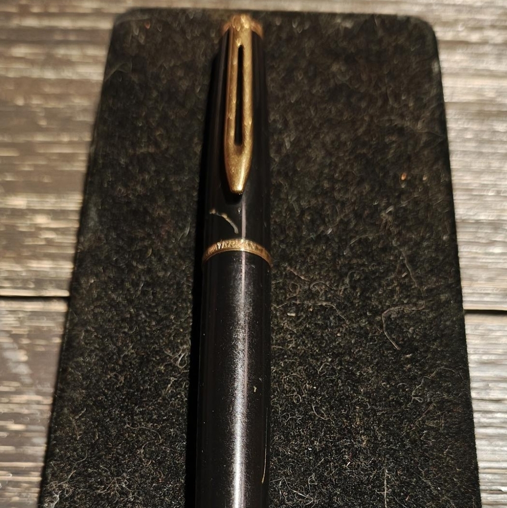 Sophisticated Black and Gold Fountain Pen